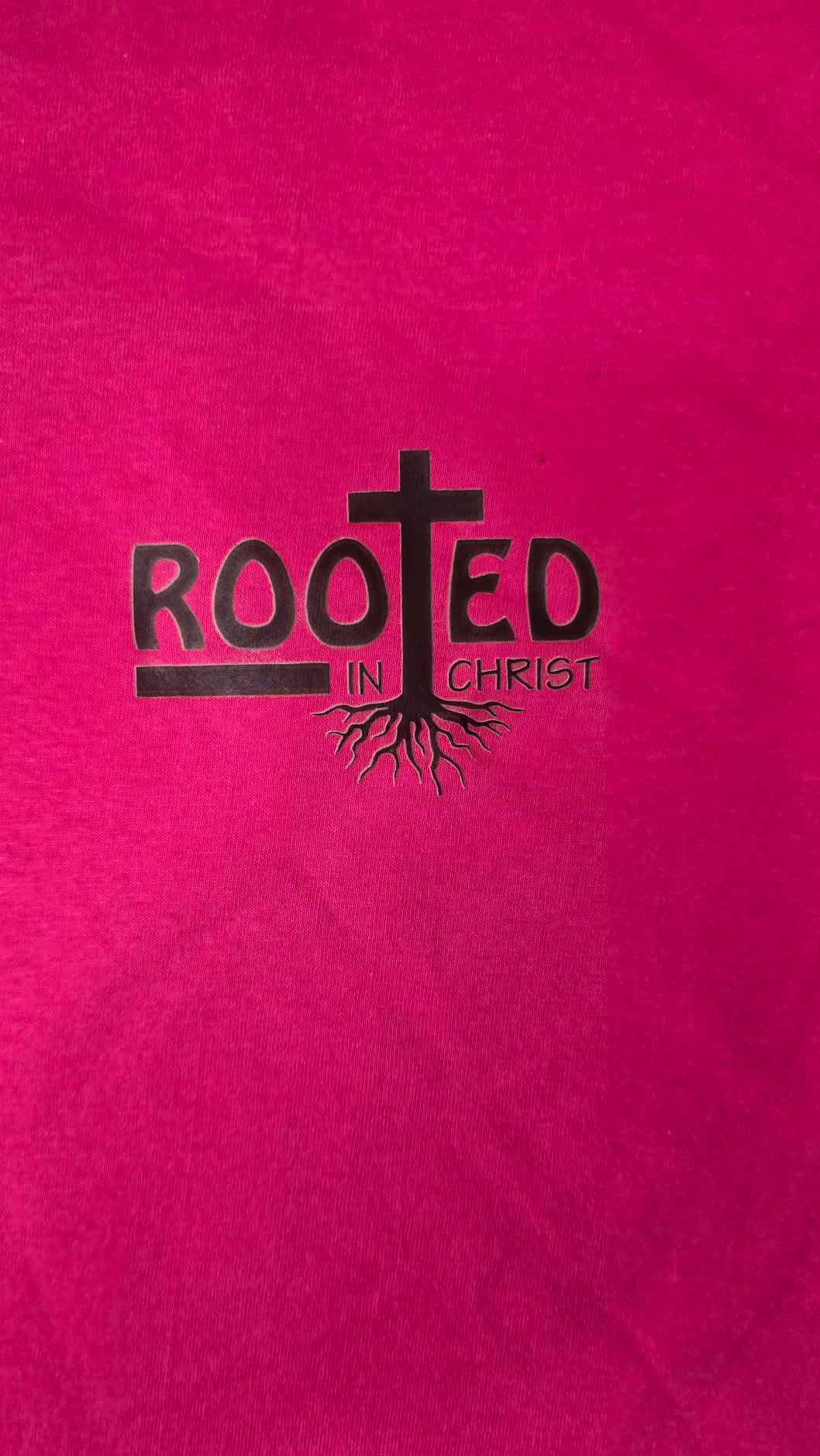 Rooted In Christ pink men's t-shirt – chest logo close-up